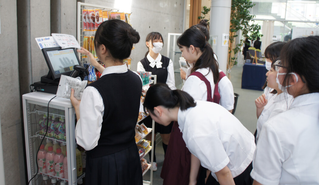 9月に導入したばかりのミニコンビニで買い物する生徒たち