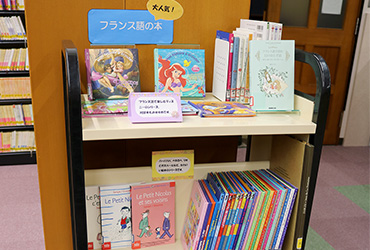 図書館にある外国語多読用の本棚