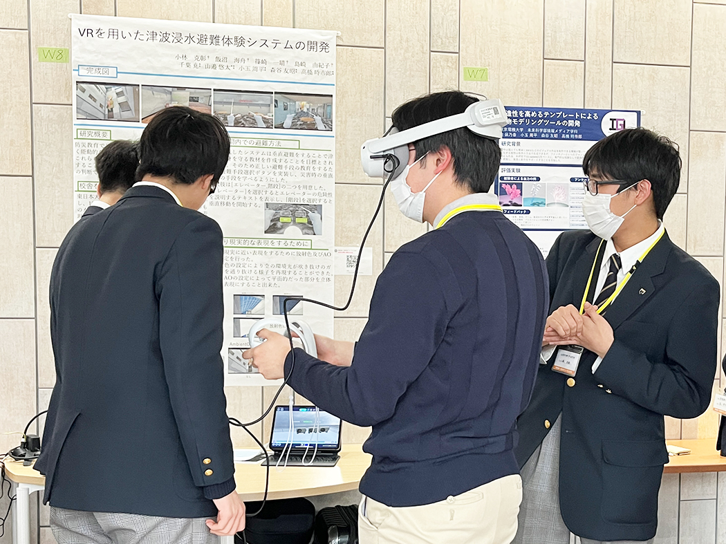 実際に説明会で発表している3人の様子