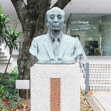 戦後の獨協教育の礎を築いた第13代校長 天野貞祐氏の銅像