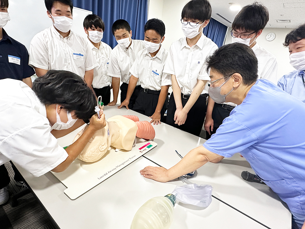 気管挿管訓練も実施