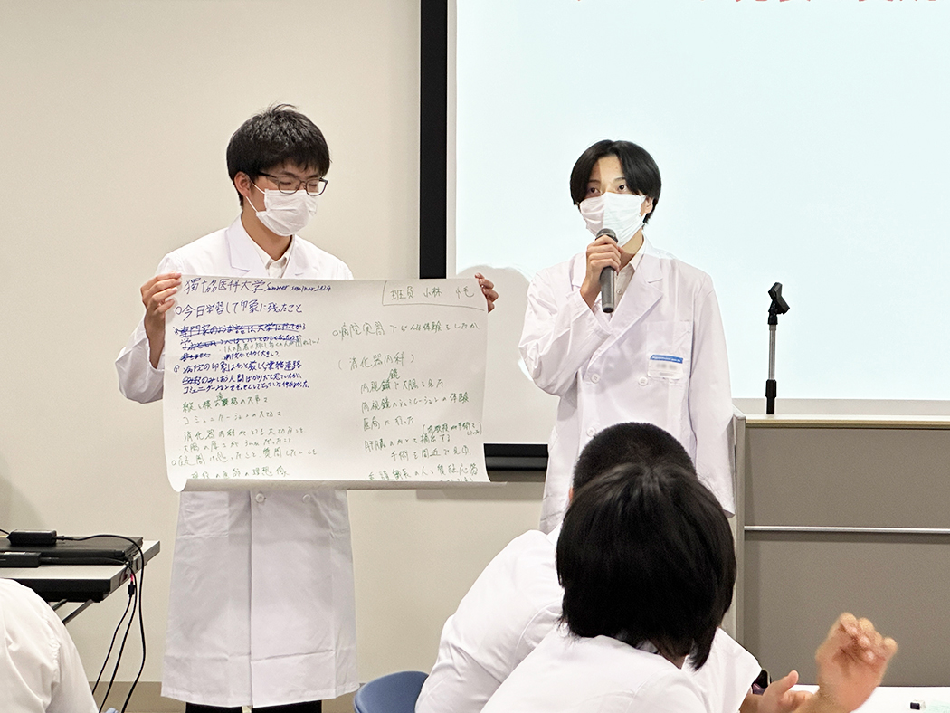 振り返りで1日学んだことをグループごとにまとめ発表を行った