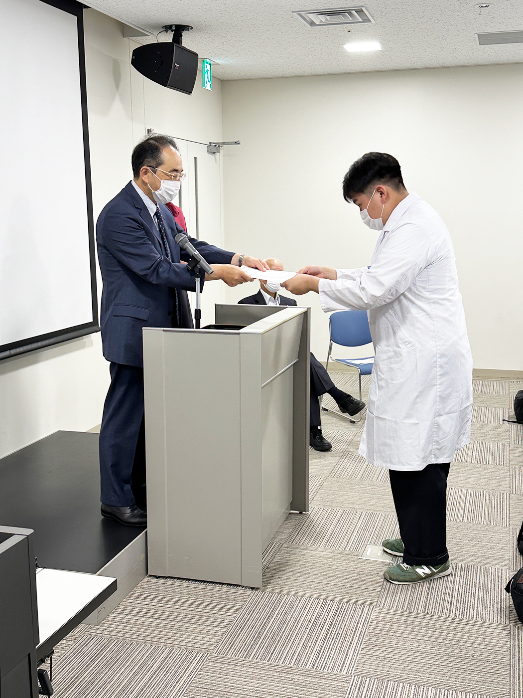 セミナーの最後には学長立会いの下、医学部長から参加者へ直々に修了証が手渡された