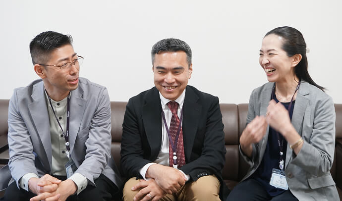 生徒が先生と話す様子や、授業の雰囲気を見て「良い学校だな」と感じます