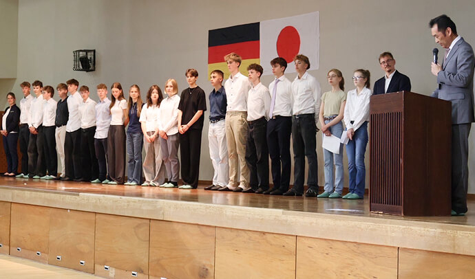 ドイツ語の授業やホームステイを含めたドイツ研修旅行に加えて、ドイツから受け入れた留学生との交流もあります