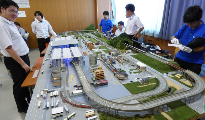 獨協の文化祭。鉄道研究部の模型は大人気