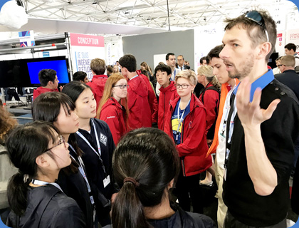英語で会話するMERNのメンバーのようす 英語で会話するMERNのメンバーのようす