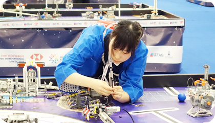 ロボットの制作に取り組む生徒のようす ロボットの制作に取り組む生徒のようす