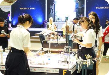 ロボット競技会のようす ロボット競技会のようす