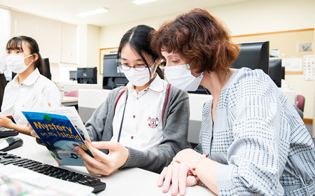 ネイティブの先生から指導を受ける生徒