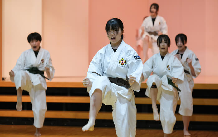 少林寺拳法部の団体演舞に出場したS.M.さん（2列目右）