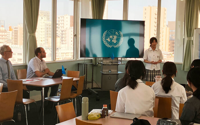 模擬国連部でスピーチをするS.M.さん。最初はハキハキ話せず、恥ずかしさもあって声が小さかったが、今は大きな声で話せるようになったそう。