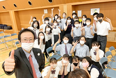 説明会に参加した生徒と校長の富士晴英先生 説明会に参加した生徒と校長の富士晴英先生