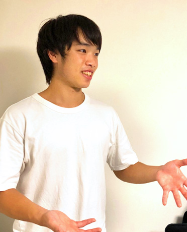 質問に答える渡邊くん 質問に答える渡邊くん