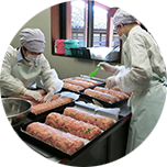 みんなが食べる食事を用意するのも大事な学びのひとつです。