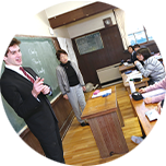 ティーチングアシスタントとして、イギリス人英語助手を招聘しています。