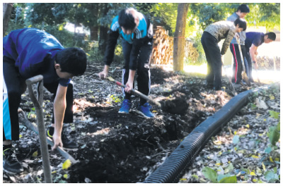 高低差をつけるための穴掘り作業