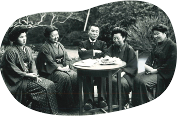 創立者お羽仁もと子・吉一による会合の模様。ここから自由学園は始まりました