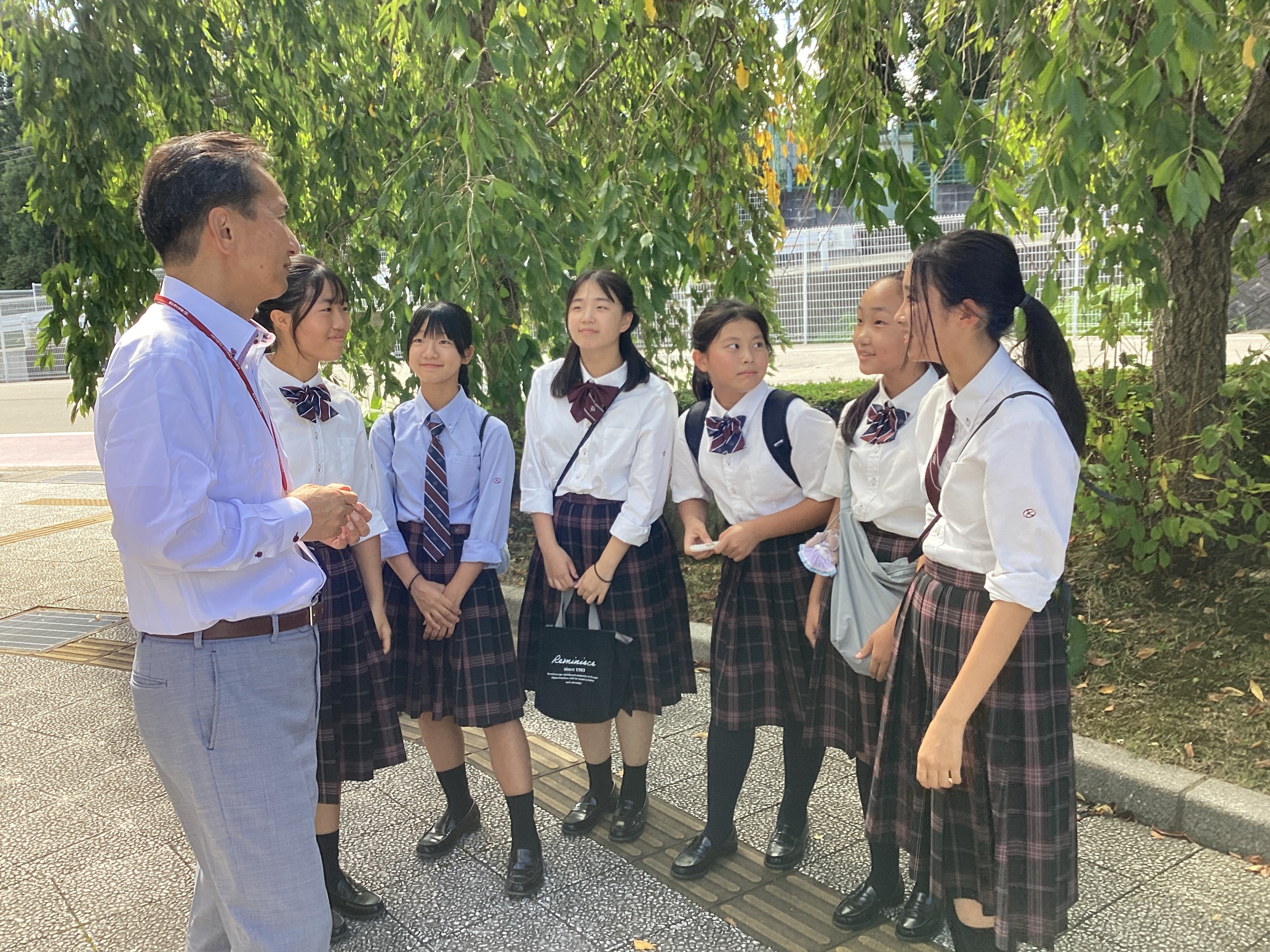 生徒と文化祭について談笑する松村校長