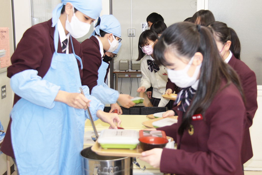 保護者様に嬉しい6年間続く給食タイム