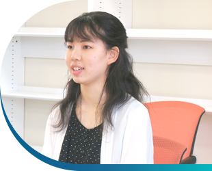 インタビューに応える長谷川さん インタビューに応える長谷川さん