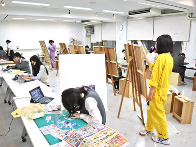 制作に取り組む生徒たち