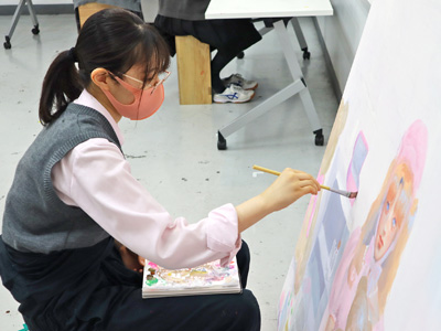 絵の具で絵を描く生徒のようす