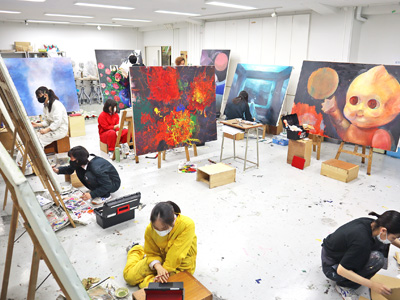 生徒たちが描いた色鮮やかな作品