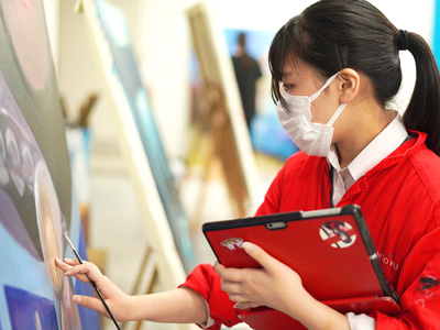 真剣に制作をする生徒のようす