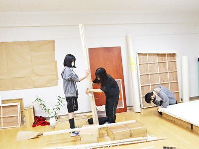 組み立て作業をする生徒たち