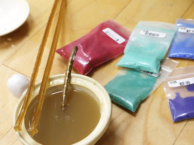 生徒が作品制作に使用する岩絵の具