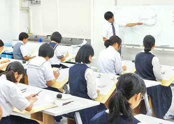 美術の講義のようす