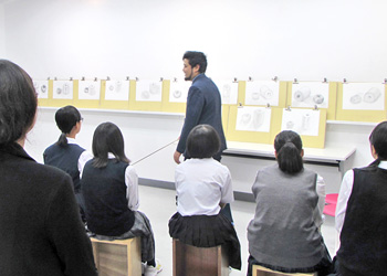 体験入学の講評のようす