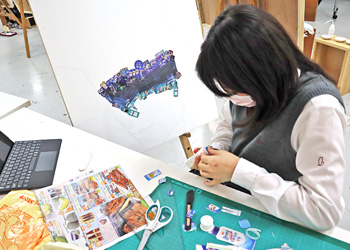 チラシを使った作品制作のようす