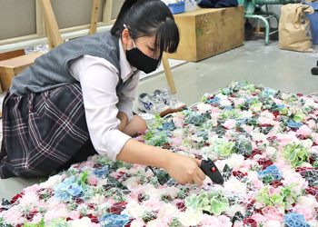 造花を使った作品制作のようす