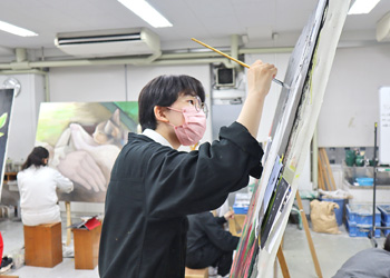 大きな絵を描く生徒