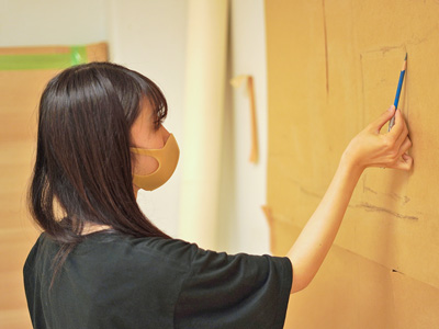 鉛筆で絵を描く生徒