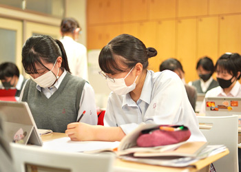 座学の授業を受ける生徒たち