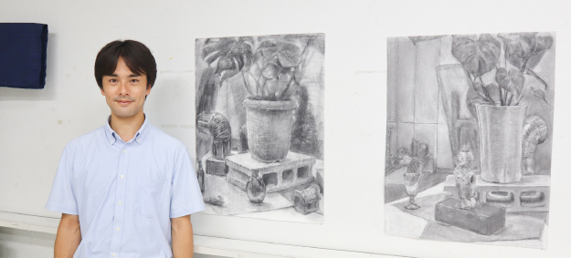 山本先生のデッサン（左）と油画専攻在校生のデッサン（右）