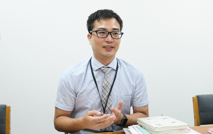 中1担任のほか、生物部顧問を務める理科担当の佐藤和則先生