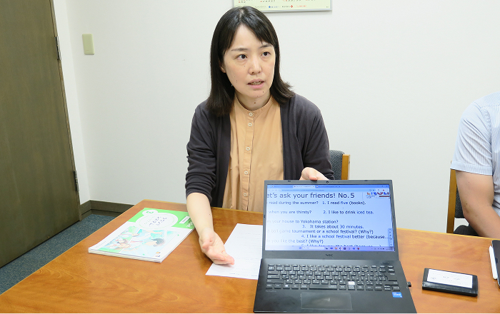 ラウンドシステムの教材について説明する伊藤先生