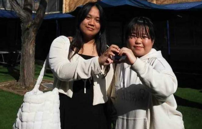 最終登校日。パフォーマンスイベントでこの友達と2人で歌い、2位に。嬉しさと別れの悲しさが入り混じっていた。友達になれて、素敵な生活を送れて楽しかった