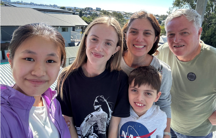 お世話になったオーストラリア人のホストファミリー。現地校の友達を家に招いて、ホストシスターと３人でお泊り会をしたのも楽しい思い出