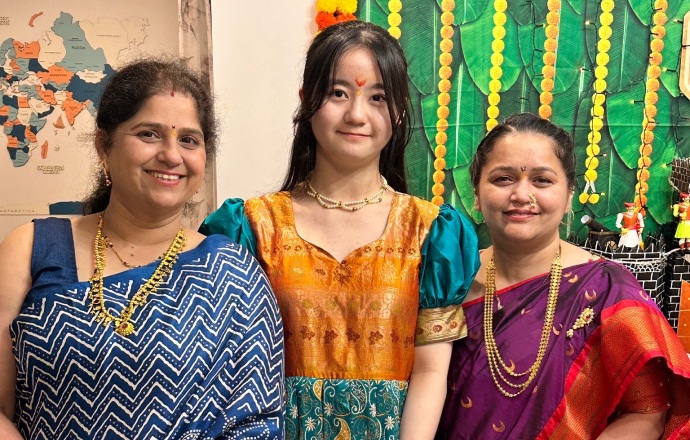 ガンパティ（象の頭を持つ神の誕生を祝うお祭り）で伝統衣装を着て、ホストマザーとマザーの友人と記念撮影