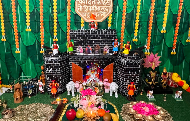 ガンパティの時にホームステイ先で飾ったもの。黒と白のお城を作るのをお手伝い