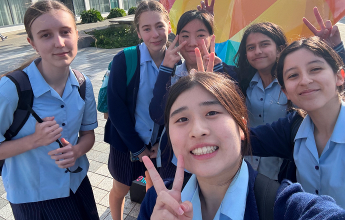 帰国直前に、仲良しグループで遊びに行き、ヨーグルトを食べたりゴルフをしたりして楽しんだ