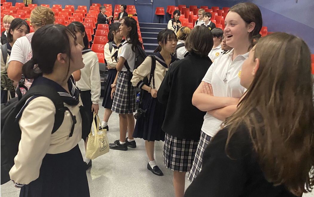 現地校でバディと一緒に授業に参加します