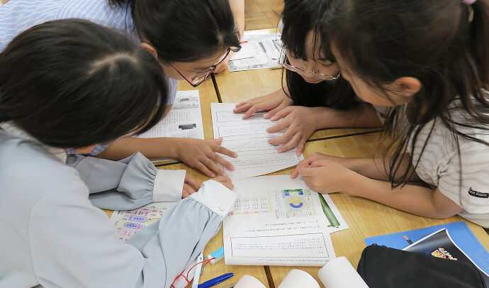 謎解きに夢中の小学生