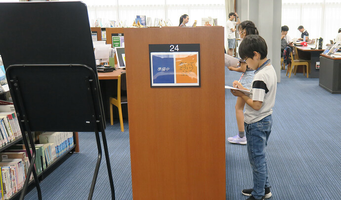 本を探す子どもたち