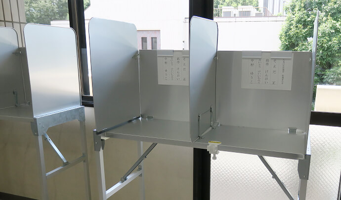 本物の記載台で緊張感を味わえます